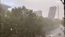 Así ha sido la lluvia de granizo en el centro de Madrid de este lunes por la tarde