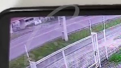 Motorista bate Kwid contra poste no Santa Cândida