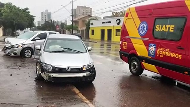 Jovem de 23 anos fica ferida após colisão entre carros no Centro