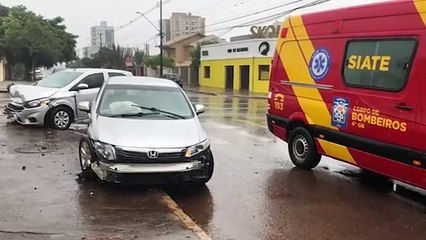 Jovem de 23 anos fica ferida após colisão entre carros no Centro