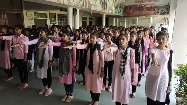 छात्राओं ने शत-प्रतिशत मतदान करने व मतदाताओं को जागरूक करने की ली प्रतिज्ञा