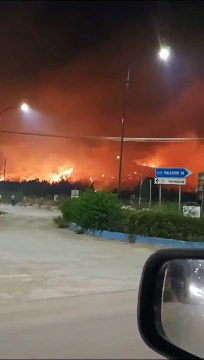 Inferno di fuoco a Casteldaccia, vigili del fuoco in azione e il Comune avverte: State a casa