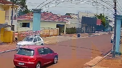 Câmera registra mulher entrando em residência e furtando bolsa