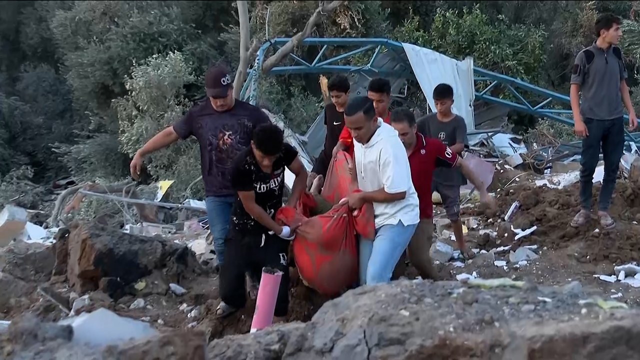 غزة.. إسرائيل تقصف صالة أفراح تؤوي نازحين بمخيم النصيرات