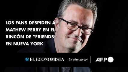 Los fans despiden a Mathew Perry en el rincón de “Friends” en Nueva York