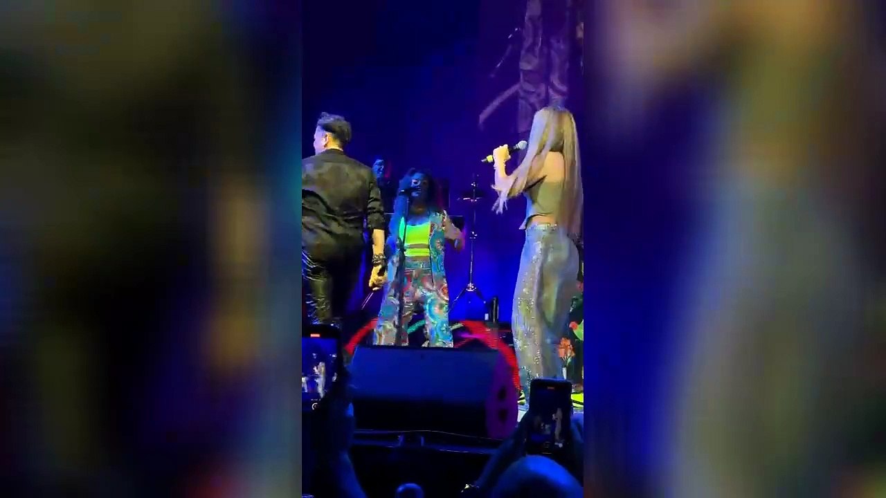 los mejores momentos, en imágenes, de la aparición de Shakira en concierto de Carlos Vives