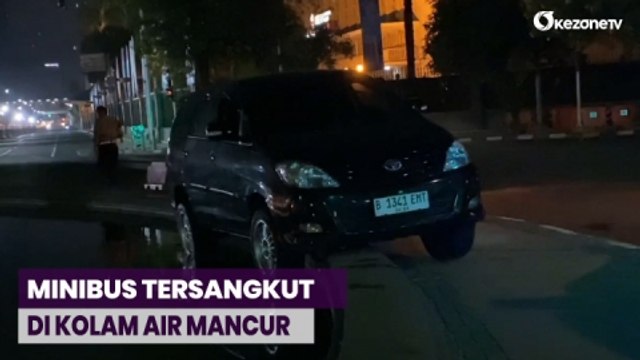 Diduga Pengemudi Mabuk, Minibus Tersangkut di Kolam Air Mancur Kawasan Monas