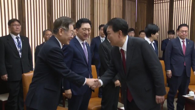 세 번째 국회 방문한 윤 대통령, 악수 또 악수 [앵커리포트] / YTN