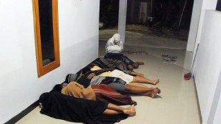 sampe Ngompol Prank Pocong Lucu - Bangunin Bocil Tidur Masjid