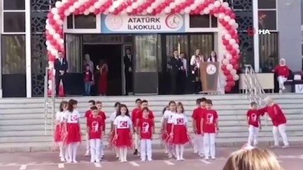 Öğretmen öğrencisini gösteri grubundan ayırıp köşede bekletti! "Sizin çocuğunuz disleksi"