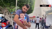Filistinli baba çocuğunun buhar cihazı için gazetecilerin ekipmanlarını kullanıyor