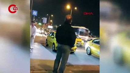 O anlar kaydedildi... Otobüsten indirilince ortalığı birbirine kattı!