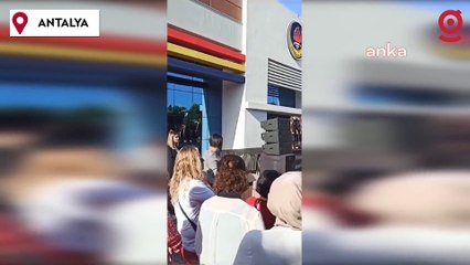Bir öğretmen, Cumhuriyet’in 100. Yılı kutlamalarındaki konuşması gerekçe gösterilerek gözaltına alındı