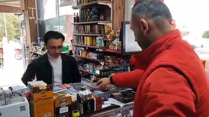 Gençlerden alkışlanacak hareket: Büfeden aldıkları iki şişe suyun parasını kameraya gösterip bıraktılar
