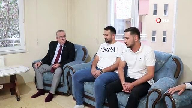 Rektör Turabi'den öğrenci evine çat kapı ziyaret: 'Ev tertemiz, bal dök yala'