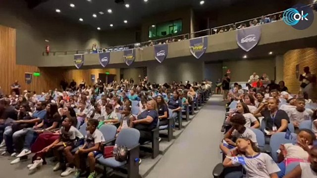 La bonita reacción de los niños el Instituto Vini Jr. al Trofeo Sócrates del jugador del Real Madrid