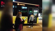 İndirildiği otobüsü tekmeledi, park halindeki taksinin camlarını kırdı