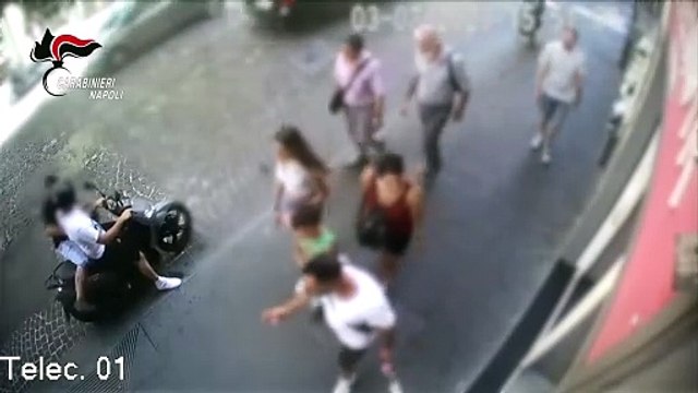 Napoli, scippano un Rolex da 40mila euro a due turisti cinesi