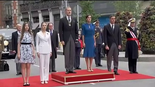 Los reyes, la princesa Leonor, la infanta Sofía y Pedro Sánchez escuchan el himno nacional a las afueras del Congreso
