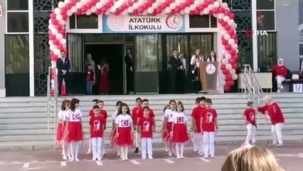 Gösteri gurubundan öğretmeni tarafından çıkarılan çocuğun provalarda da dışlandığı görüntüler yine yürekleri sızlattı