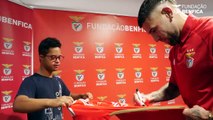 Adepto conhece jogadores do Benfica