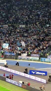 Olympia, l'aquila della Lazio, sbaglia e plana nella curva della Fiorentina