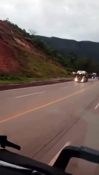 Carreta tomba e fecha pista da BR-040