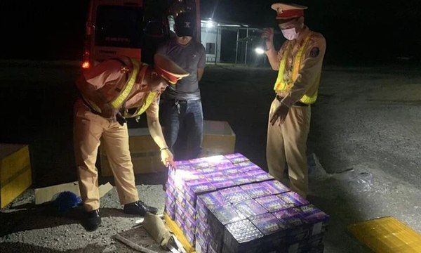 Phát hiện xe khách chở gần 100 hộp pháo lậu ở Quảng Nam