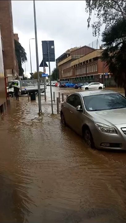 Maltempo a Milano, esonda il Seveso: viale Suzzani sembra un fiume