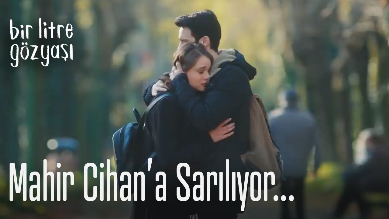 Mahir Cihan'a sarılıyor..
