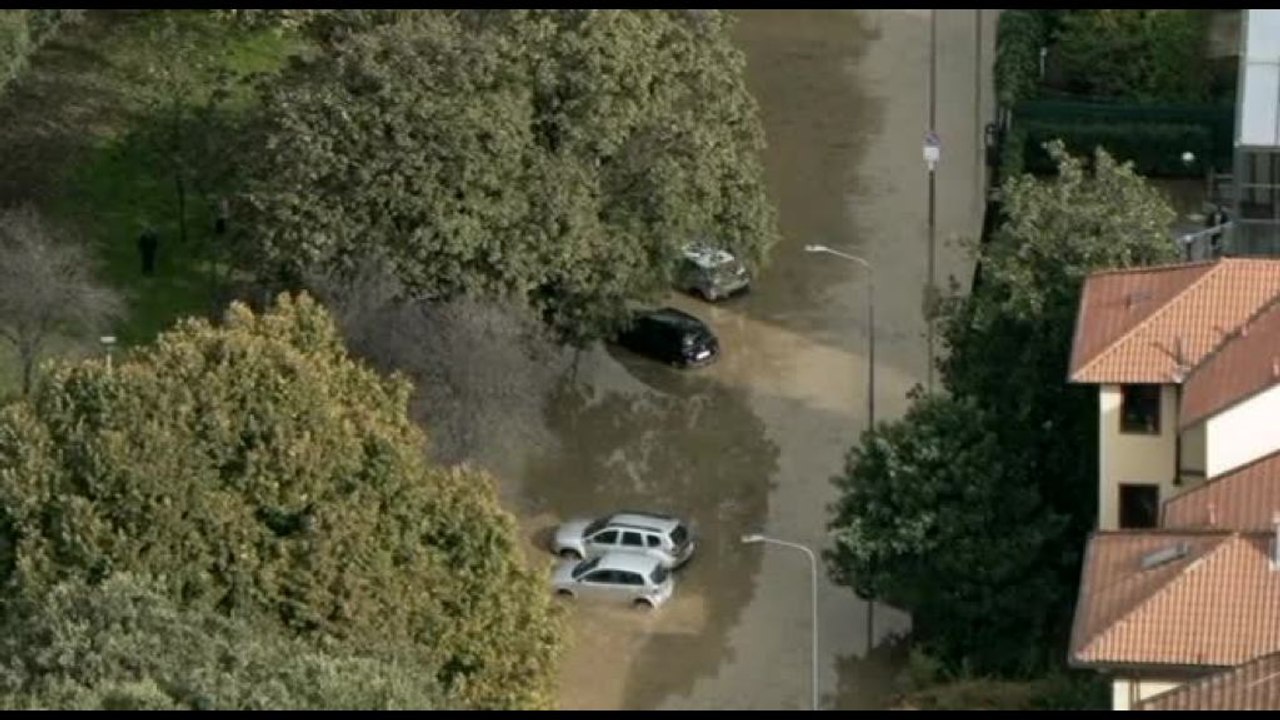 Nubifragio a Milano, le strade allagate del quartiere Isola