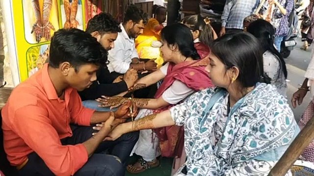 करवा चौथ के लिए महिलाओं ने रचाई हाथों में मेहंदी ... देखे वीडियो