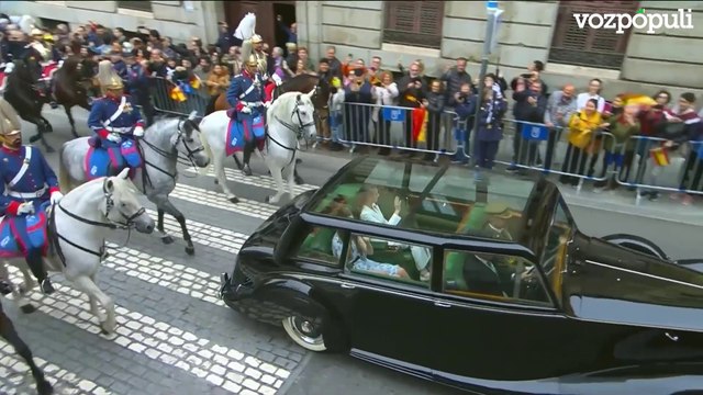 Algunas de las personas concentradas en las calles de Madrid cantan el 'cumpleaños feliz' a la princesa Leonor a su paso en el coche