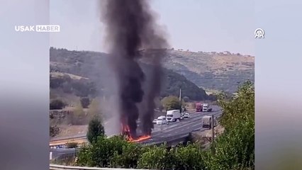 Uşak'ta devrilen tırın sürücüsü viyadükten düşerek öldü