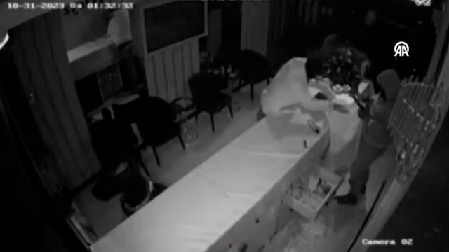 Kuyumcudan 3 milyon lira değerinde ziynet eşyası çalıp kaçan 4 şüpheli yakalandı