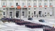 Los congregados en el Palacio Real cantan el 'Cumpleaños Feliz' a la llegada de la princesa Leonor