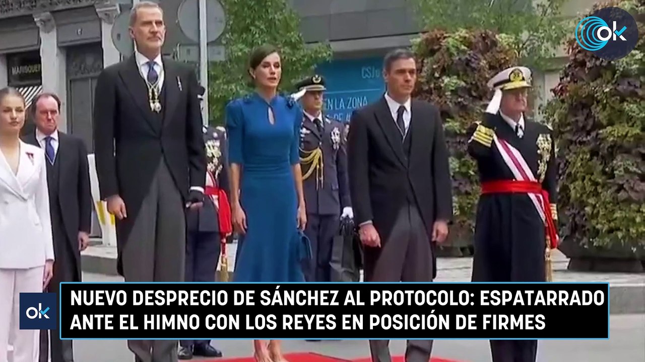 Nuevo desprecio de Sánchez al protocolo espatarrado ante el himno con los Reyes en posición de firmes