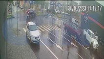 Câmera mostra colisão entre quatro veículos na Rua Paraná