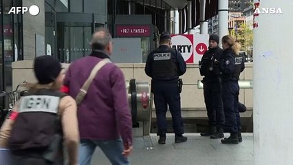 Parigi, donna velata minaccia di farsi esplodere: la polizia apre il fuoco