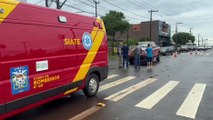 Moto vai parar embaixo de caminhonete após acidente na Avenida Barão do Rio Branco