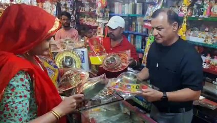 सजा करवों का बाजार, पसंद आ रही फैंसी थाली