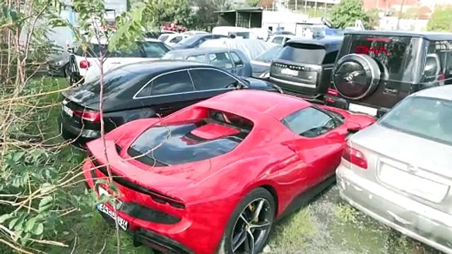 Dilan ve Engin Polat çiftine yapılan operasyon kapsamında el konulan araçlar otoparkta görüntülendi