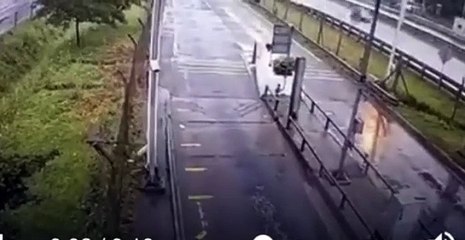 Auto lujoso sale volando  y mata a tres personas  al caer al pavimento