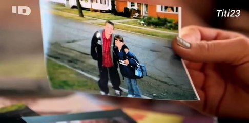 Un couteau planté dans la poitrine d'un corps calciné