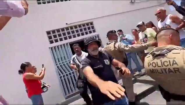 Suspeito de matar Sara Mariano passa por audiência sob gritos de 'assassino' e tem cabelo puxado por manifestante