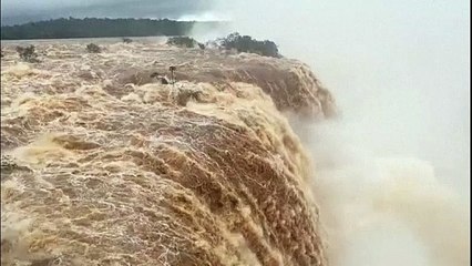 Cataratas do Iguaçu atingem um dos níveis mais altos em anos