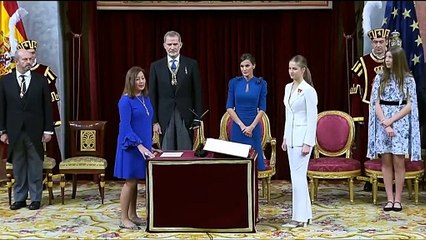 La princesa Leonor juró lealtad a una España dividida