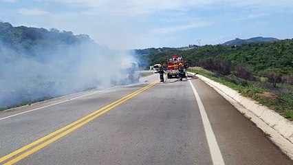 Incêndio em van carregada de cigarros mobiliza bombeiros em MG