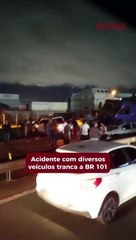 Engavetamento tranca a BR 101
