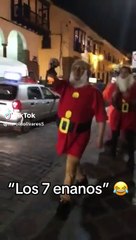 Pasarela de los 7 enanos de Blancanieves asombra a las calles del Cusco: "Otra cosita"